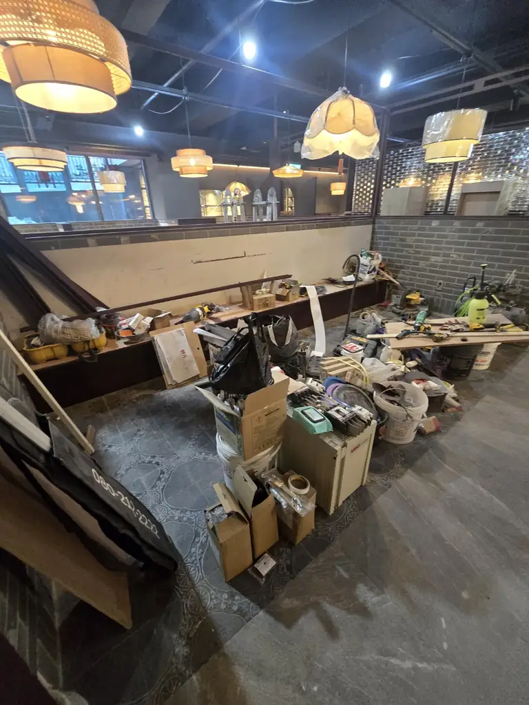 미닝클린 준공청소 작업 전 공사 분진과 마감 오염이 남아 있는 공간