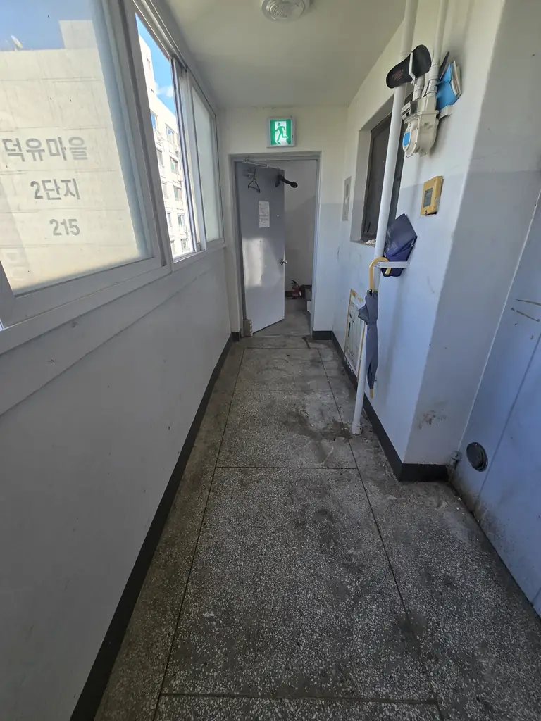 생활용품 반출 후 통행 공간이 확보된 복도 사진