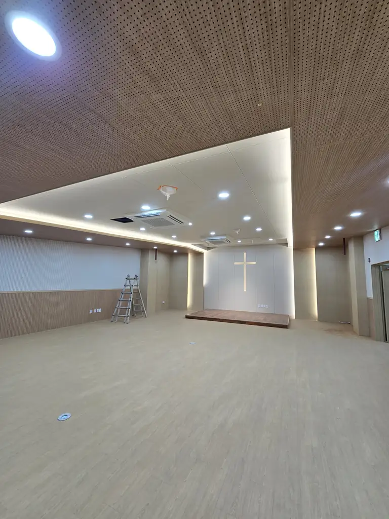 바닥청소와 왁스코팅 전 넓은 실내 공간