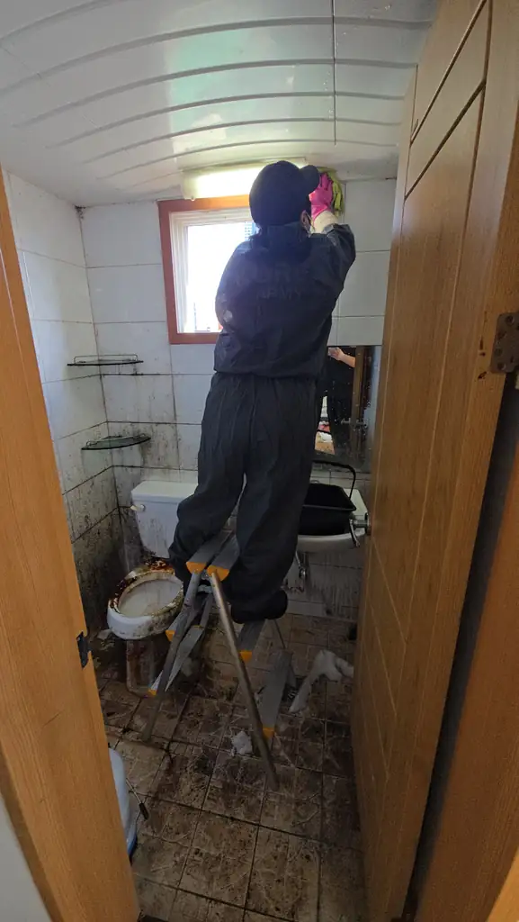 오염된 화장실 청소 현장