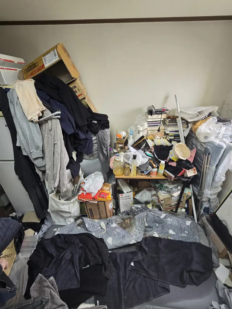 고독사청소 작업 전 생활용품과 침구가 놓인 실내