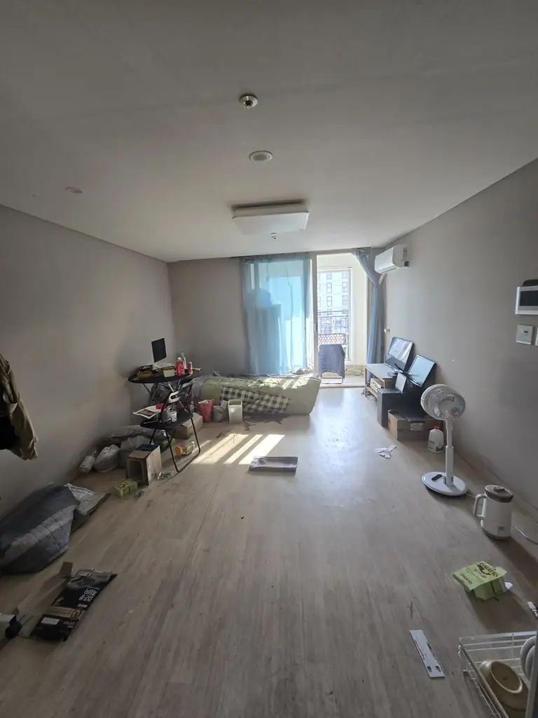 고독사청소 작업 전 생활용품과 바닥재가 남아 있는 실내