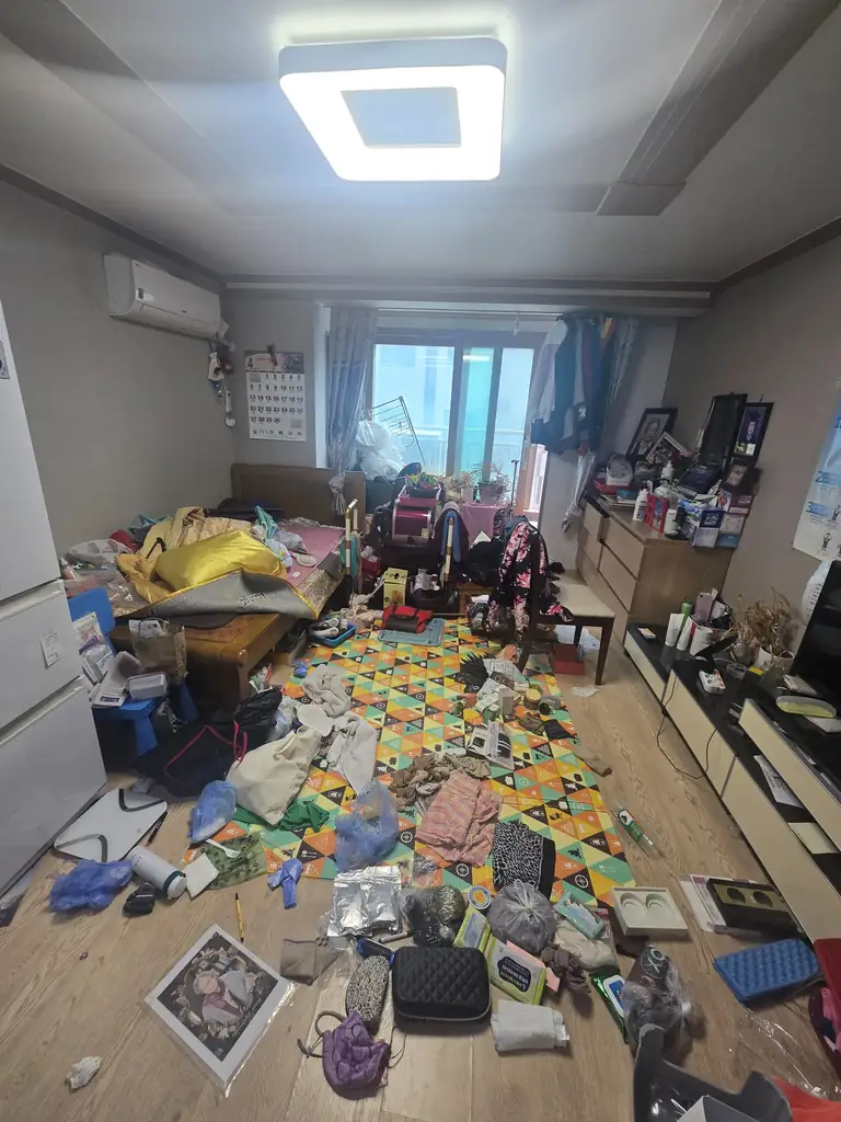 유품정리 작업 전 생활용품과 가구가 남아 있는 공간