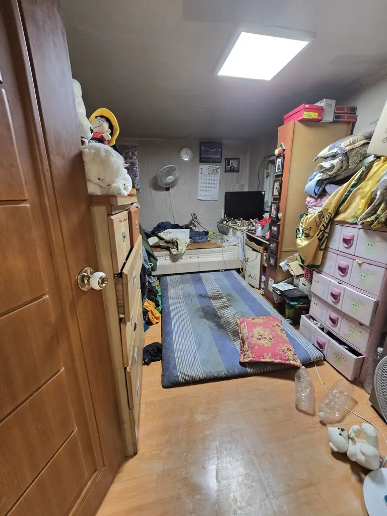 고독사청소 작업 전 실내 모습