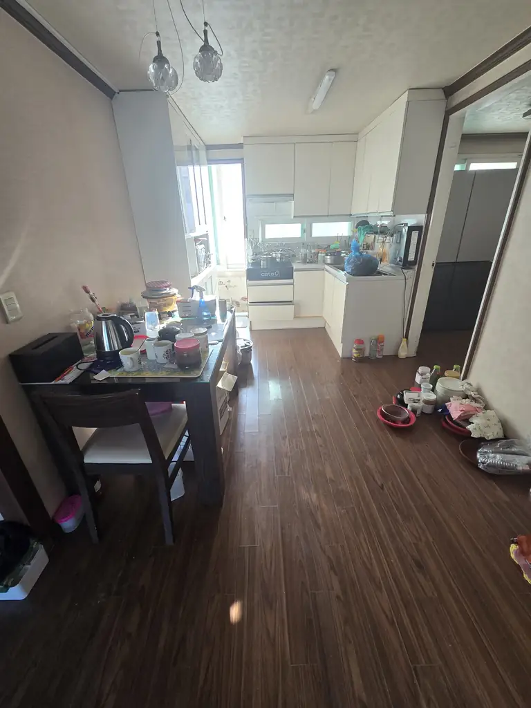 정리 전 &middot; 식탁과 생활 물품이 남아 있는 공간